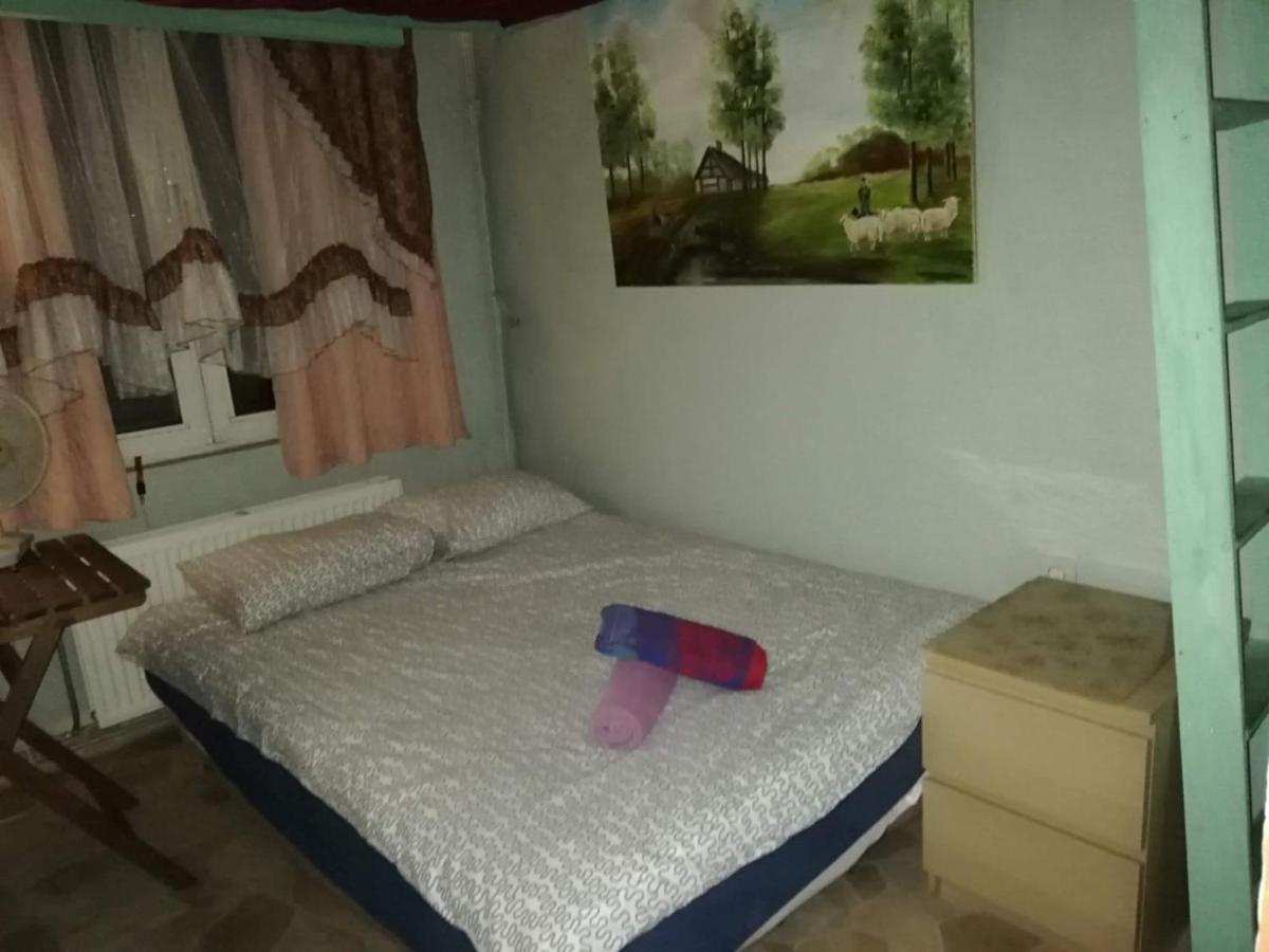 Room In Studio - Studio Nearby Central Station Antwerpen Bagian luar foto